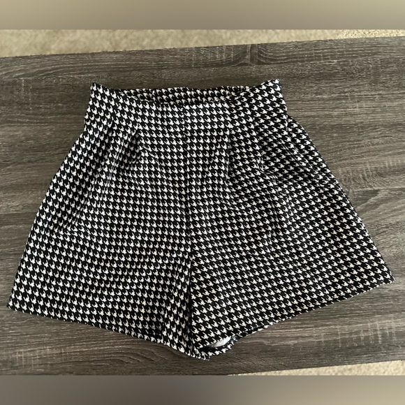 NEW! SHEIN houndstooth print high waisted shorts | Size L - Picture 2 of 7